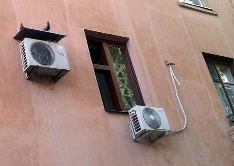 Голубиное гнездо на кондиционере