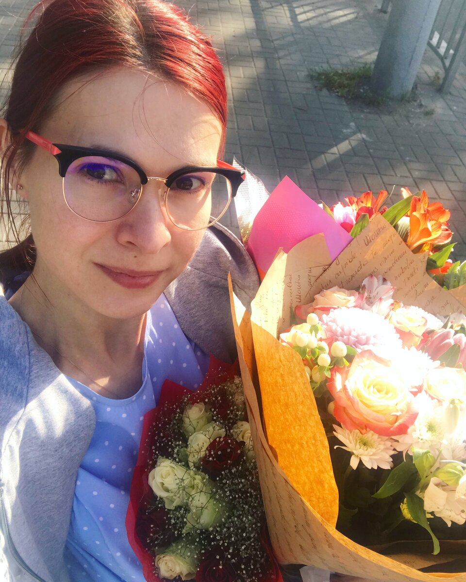 Вышла в не самом лучшем виде и завалили цветами 