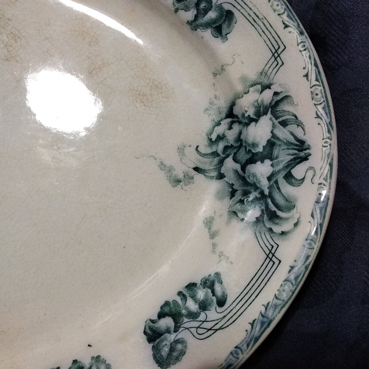 Кракелюр и потемнения не портят антикварную тарелку 100-летней давности 