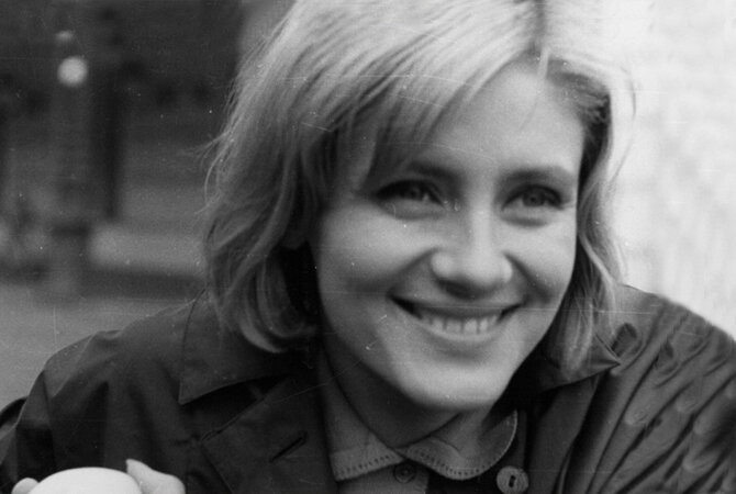 Евгения Трейтман родилась 19 июня 1940 года. Позже взяла псевдоним - Уралова 