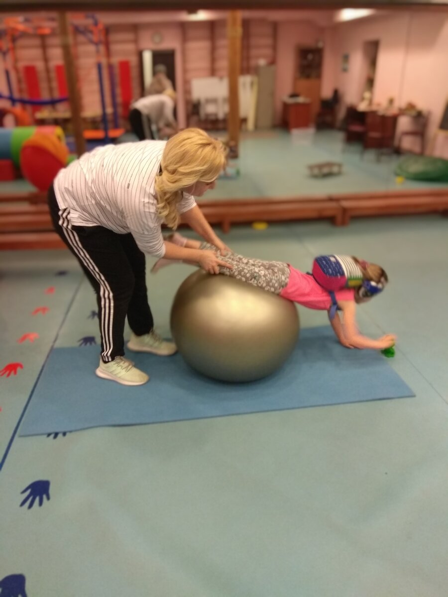 Фото автора. Анюта на занятиях по нейрокоррекции. О реабилитации вне дома будут отдельные посты. 