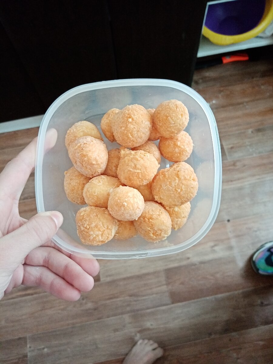 300г-сыра твердого

2-яйца куриного

4 столовых ложки-муки

Сыр натереть на мелкой тёрке, добавить туда 2 яйца, 4 ст. Ложки муки и перемешать потом жарим в кипячёной масле до золотистого цвета