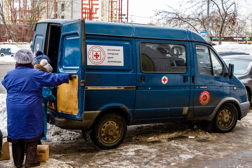 В первую очередь, дезинфекция проводится в подъездах тех домов, откуда увезли больного коронавирусом. Фото: Lori.ru