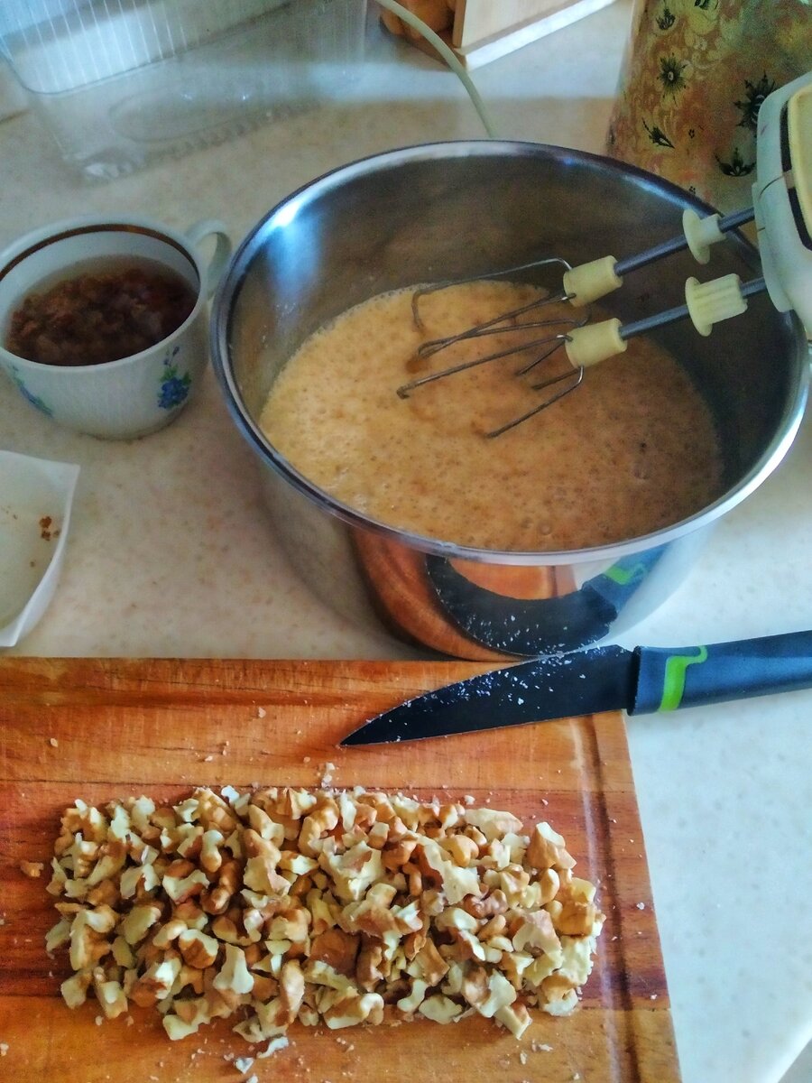 Готовим тесто и измельчаем орехи