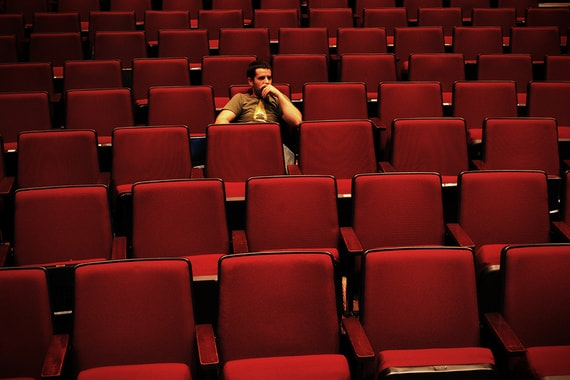 Средняя посещаемость кинотеатров = менее 1 человека