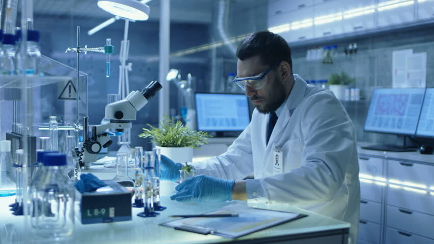 Ученый в исследовательской лаборатории.