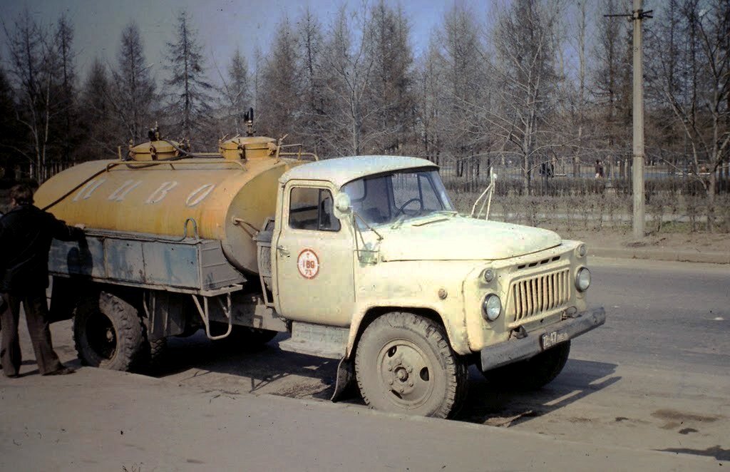 Автоцистерна с пивом на Бассейной улице, 1977 год, pastvu.com/p/135084
