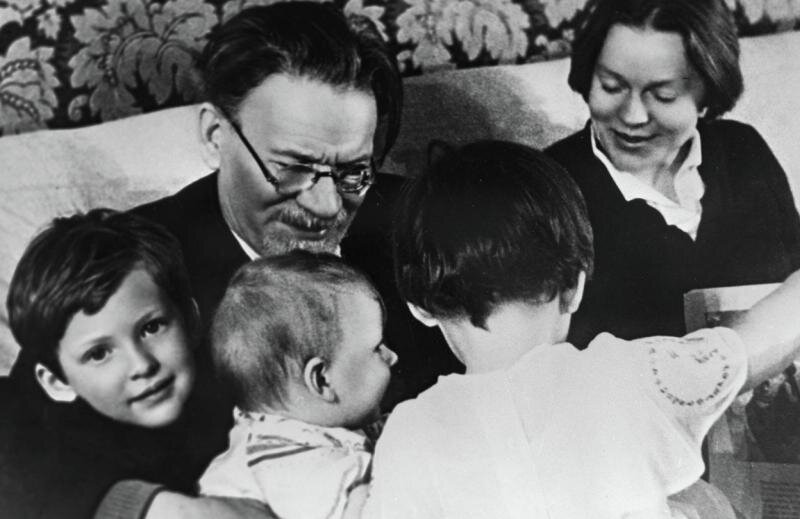 Калинин с семьей/открытый источник