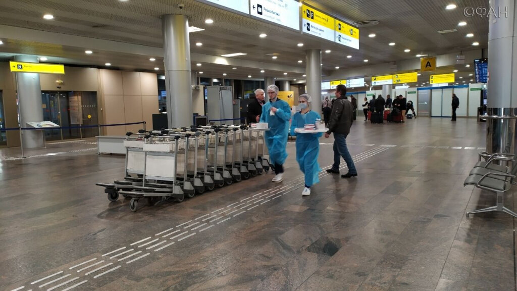 несколько недель назад “страна утренней свежести” занимала вторую строчку в рейтинге стран-рекордсменов по заражению коронавирусом COVID-19, но сейчас Корея замыкает десятку. Жизнь здесь почти вернулась в прежнее русло: скоро заканчиваются каникулы во многих учебных заведениях, а дворцы и музеи снова открывают свои двери для туристов.  

Но и “Аэрофлот”, который все еще продает билеты в Южную Корею, и официальные российские СМИ, и сайт аэропорта “Incheon International”, и посольства умалчивают о том, через что предстоит пройти туристам, которые, ничего не подозревая, собираются провести отпуск в стране с великолепной природой и самобытными традициями.  

Итак, процедура досмотра в зоне вылета терминала F аэропорта “Шереметьево” не предвещает беды. На паспортном контроле задают несколько стандартных вопросов. Никто не спрашивает про температуру или другие характерные симптомы коронавируса. На подлете к аэропорту “Инчхон” бортпроводники раздают пассажирам таможенную декларацию, в которой необходимо предоставить сведения о товарах, приобретенных в duty-free, о сумме ввозимых в страну наличных денег и о вещах, купленных на перепродажу. Эту декларацию необходимо сохранить до прохождения паспортного контроля.  

