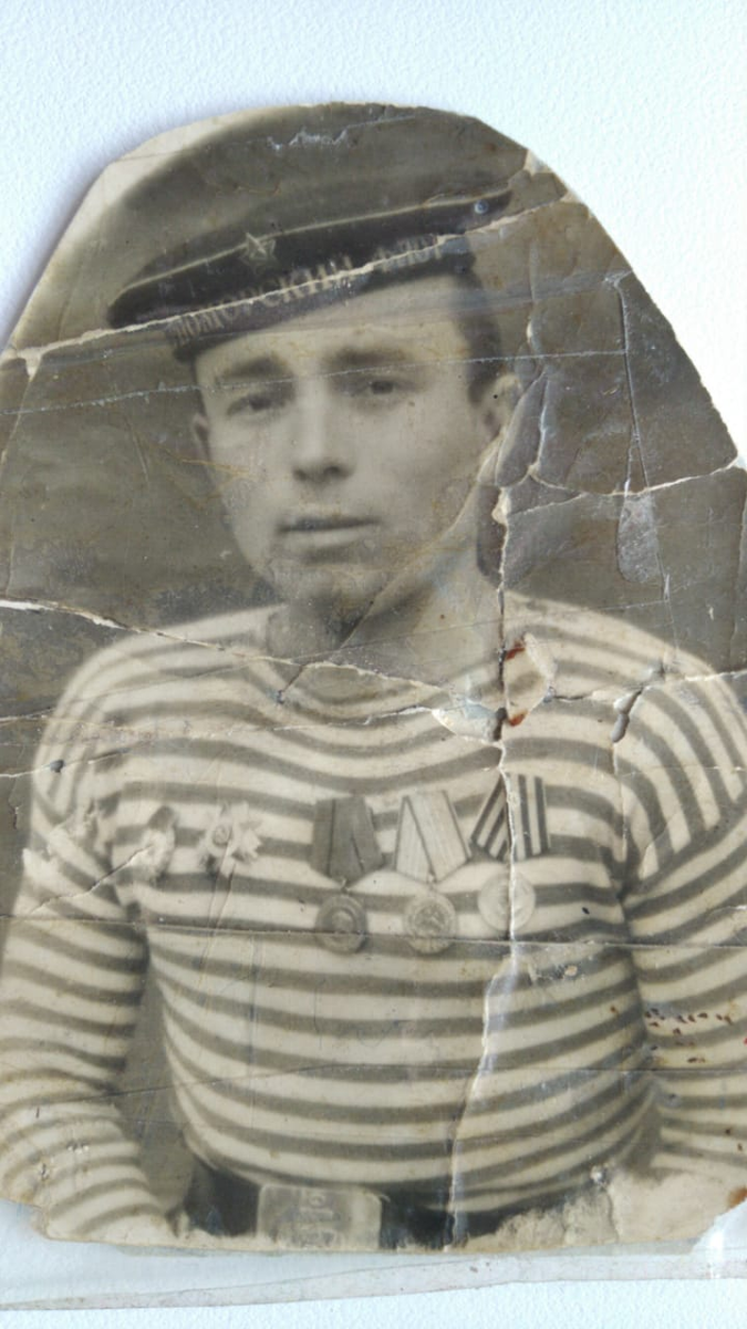 личное фото - мой дедушка моряк - на его груди лишь малая часть наград заслуженных им