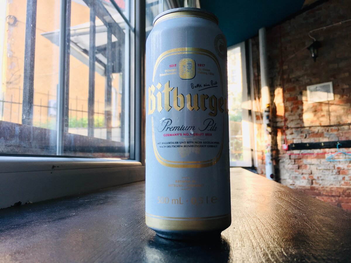 Баночка Bitburger Premium Pils внушает доверие сразу.