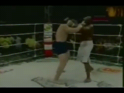 Могучий удар Александра, после которого у бразильца вылетела капа