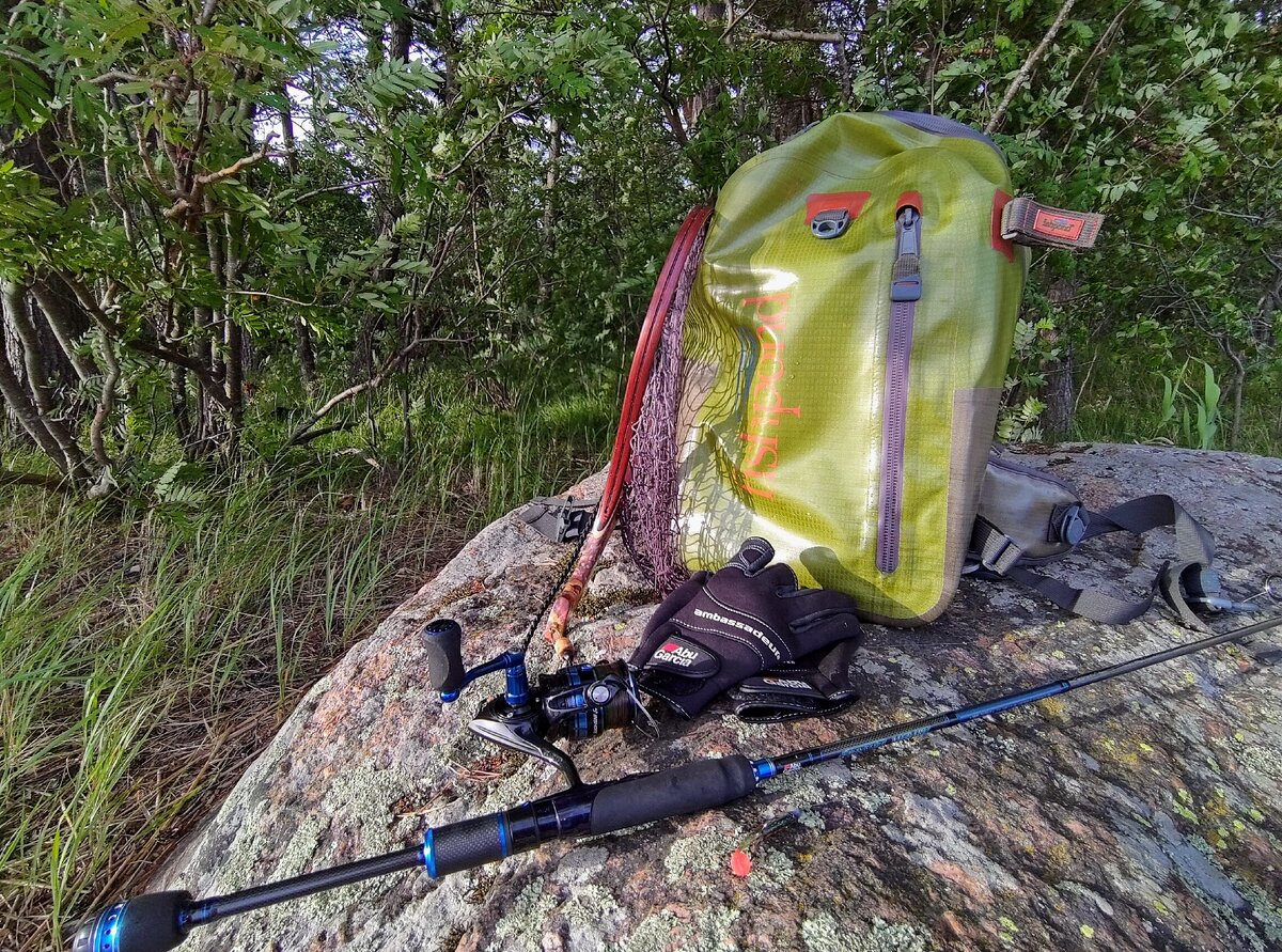 Бюджетный спиннинг и более дорогая модель катушки. Чаще у меня всё наоборот, но в данном случае недорогое удилище полностью решает поставленную задачу.