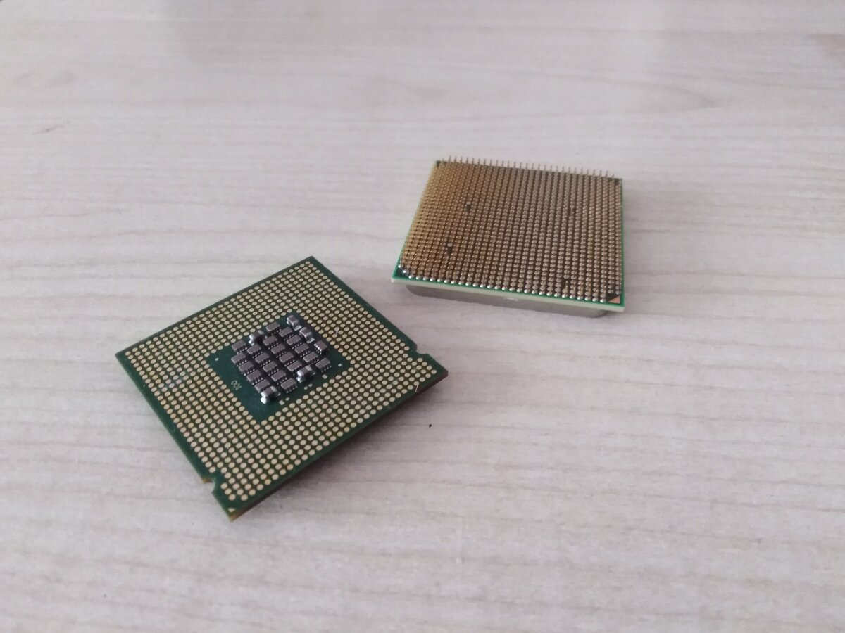 Pentium 4 и Athlon перевёрнутой стороной.  