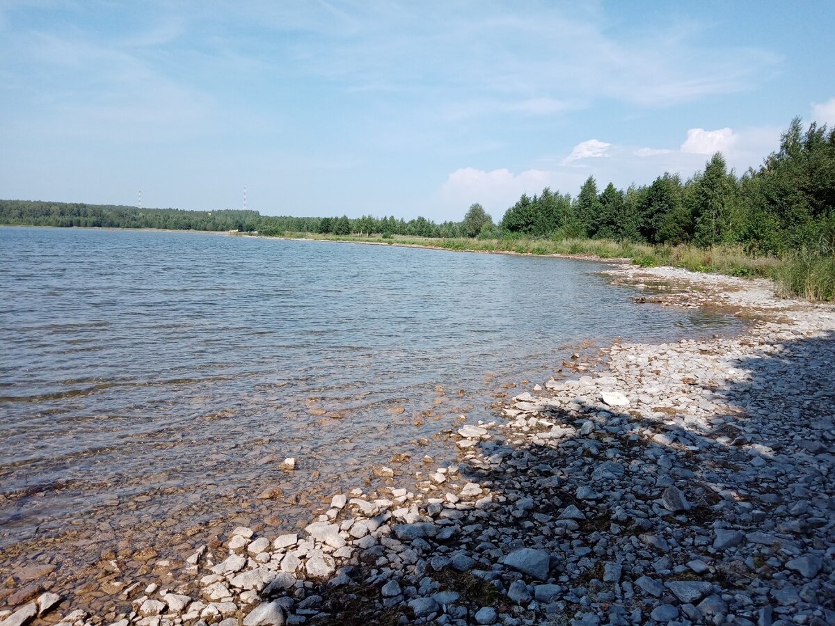 Песка нет. Глубины тоже нет. Вода холодная даже около берега. 