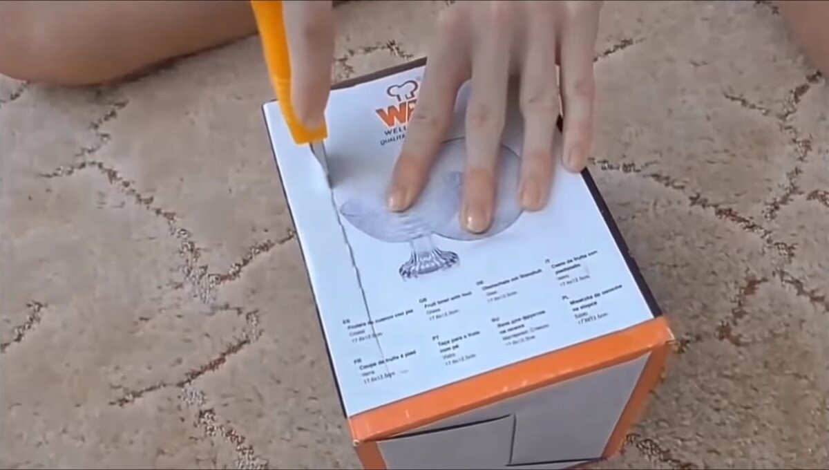 Прорезала квадрат со всех сторон, кроме дна и крышки.