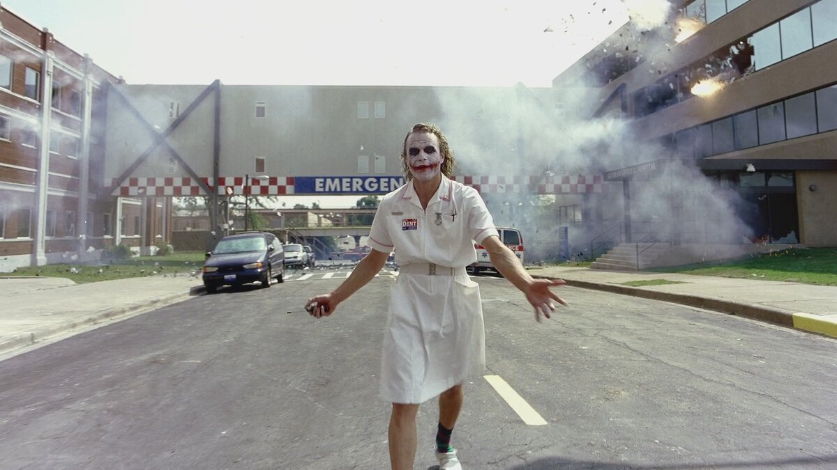 джокер взрывает больницу