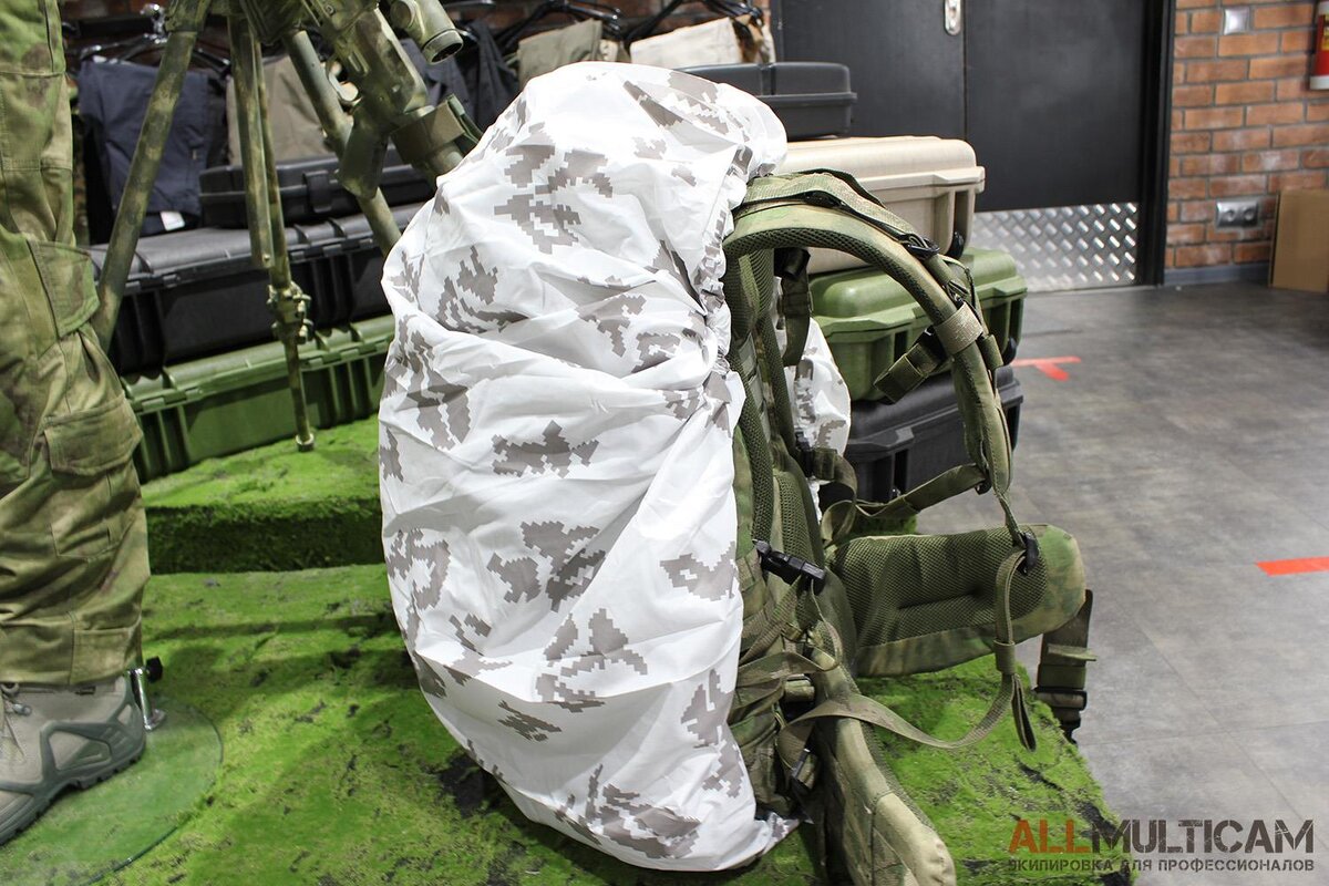 Чехол на рюкзак изготовлен из прочного и износостойкого синтетического материала