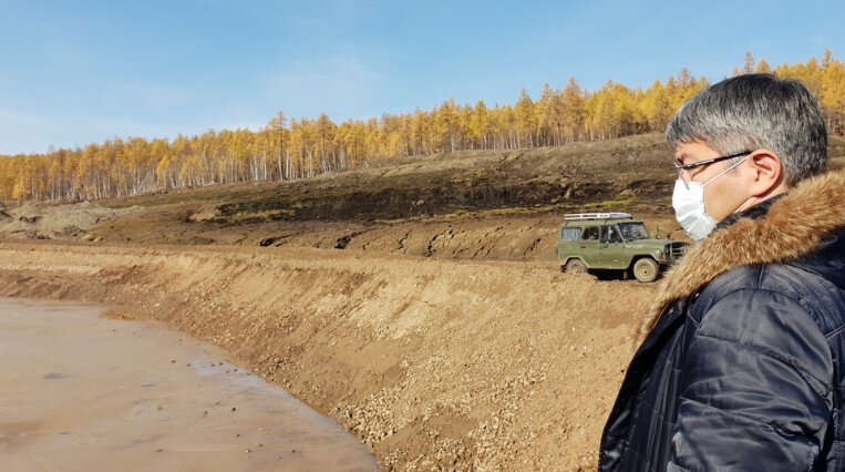 После прорыва платины воды реки окрасились в грязно-коричневый цвет