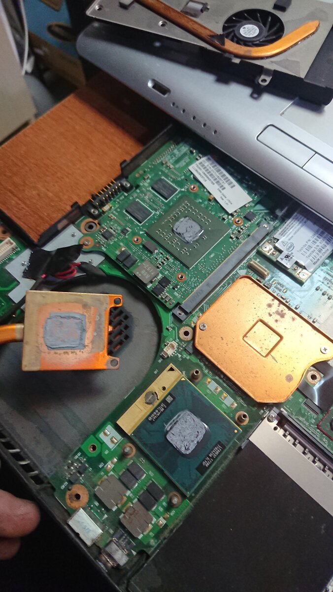 На фото засохшая термопаста