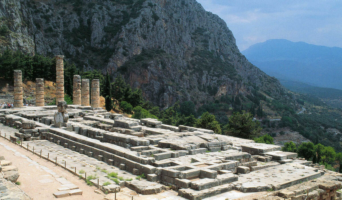  Храм Аполлона в Дельфах (Пелопоннес, Греция)
