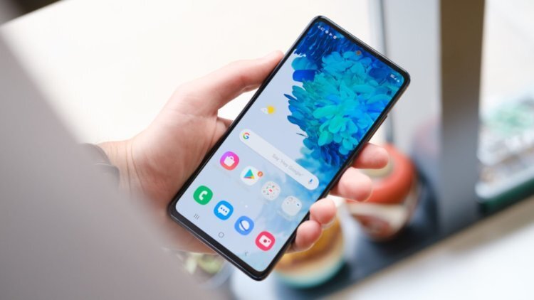 Galaxy S20 FE — фанатская версия S20, которая выгоднее, чем классическая модель