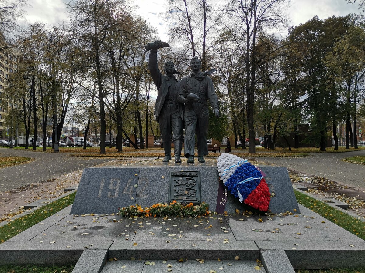 Памятник полку нормандия неман