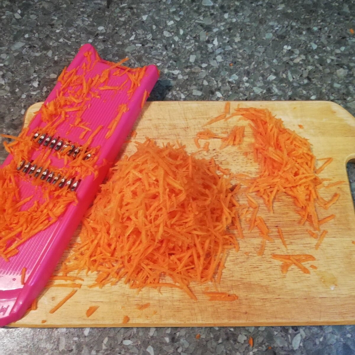 Всегда сама делаю к любому празднику "Морковку по-корейски" 