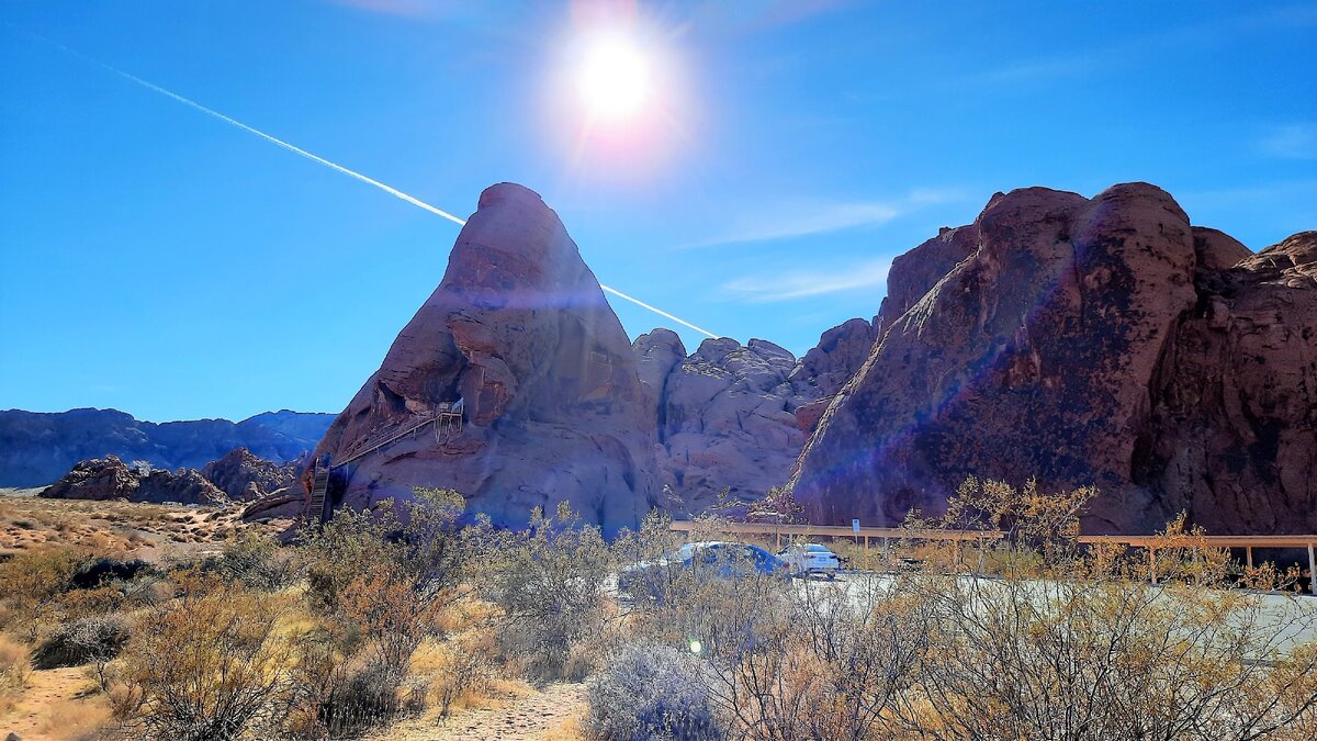 Вид на Atlatl Rock. Листайте вправо, там древние наскальные рисунки ->