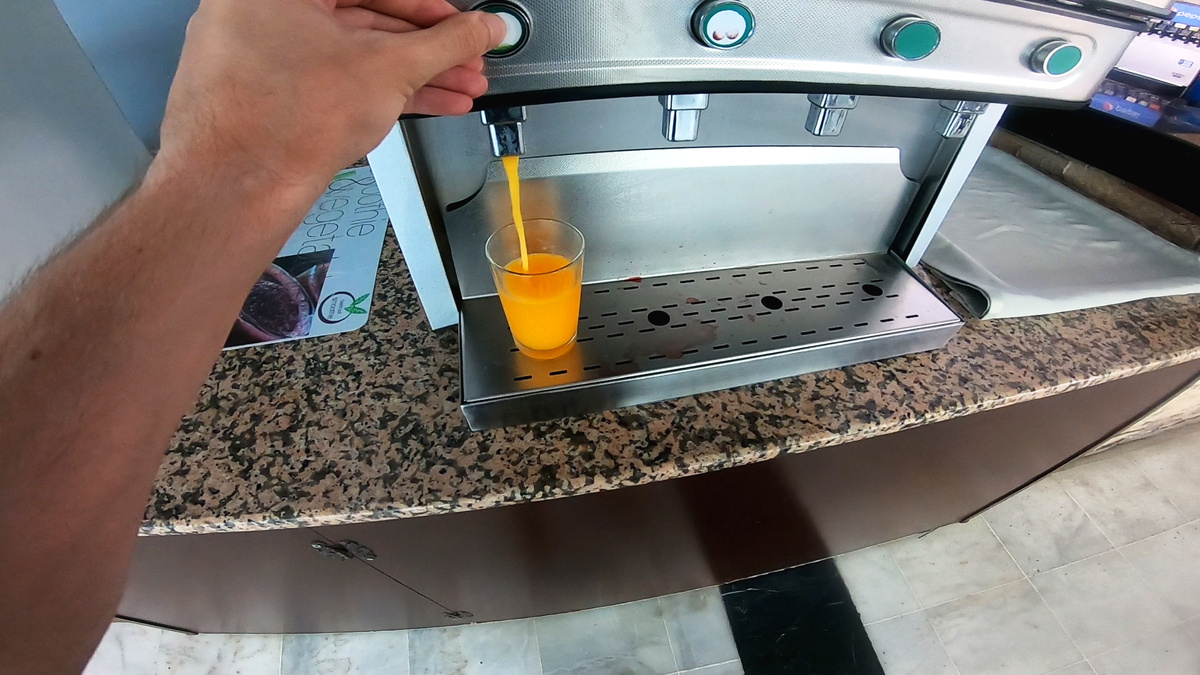 В терминале был апельсиновый сок, вишневый сок и еще что-то.)