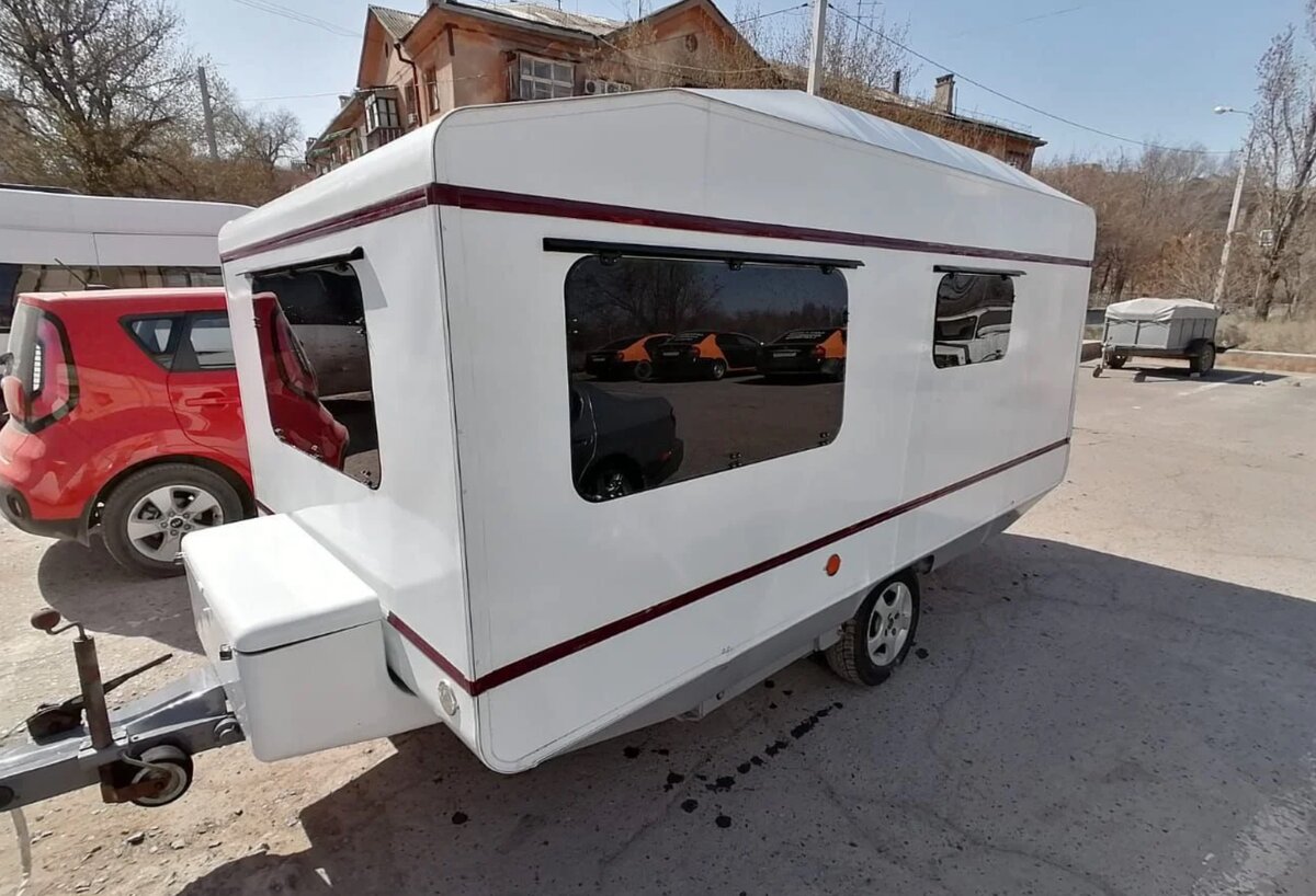 Предыдущий владелец постарался на славу. Прицеп был покрашен а окна заменены на новые