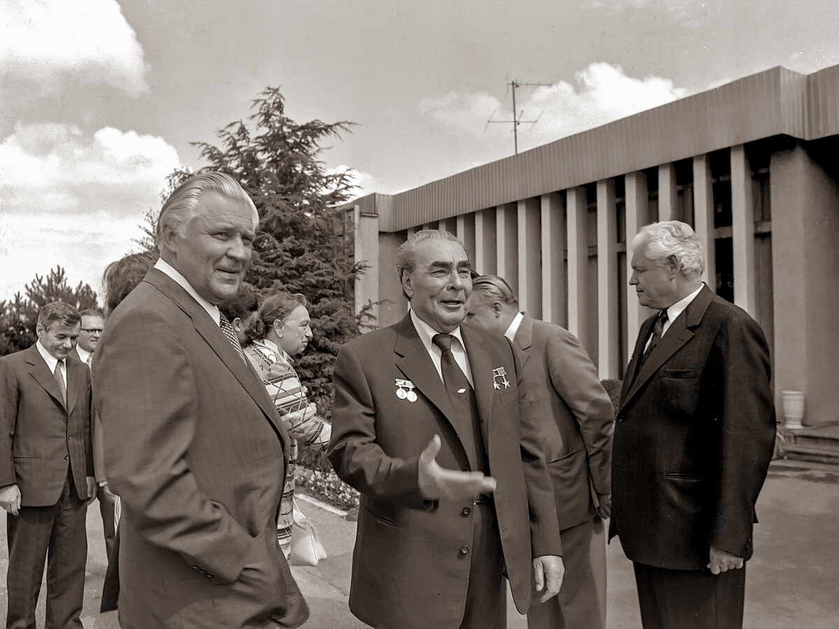 Леонид Брежнев возле гостевого дома в аэропорту Симферополя, 1970-е годы