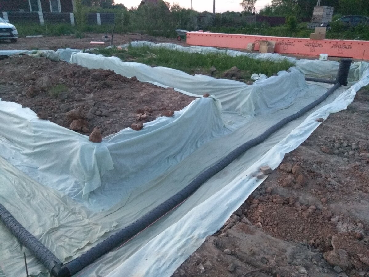 Геотекстиль и дренажные трубы в котловане
