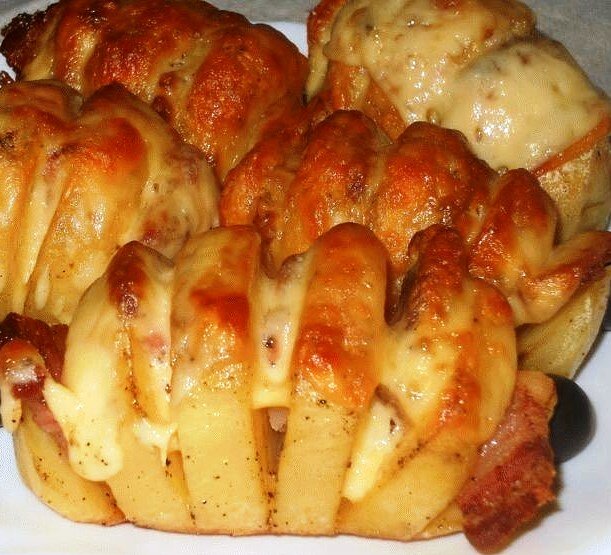 "Картошка - гармошка"с сыром и грудинкой.