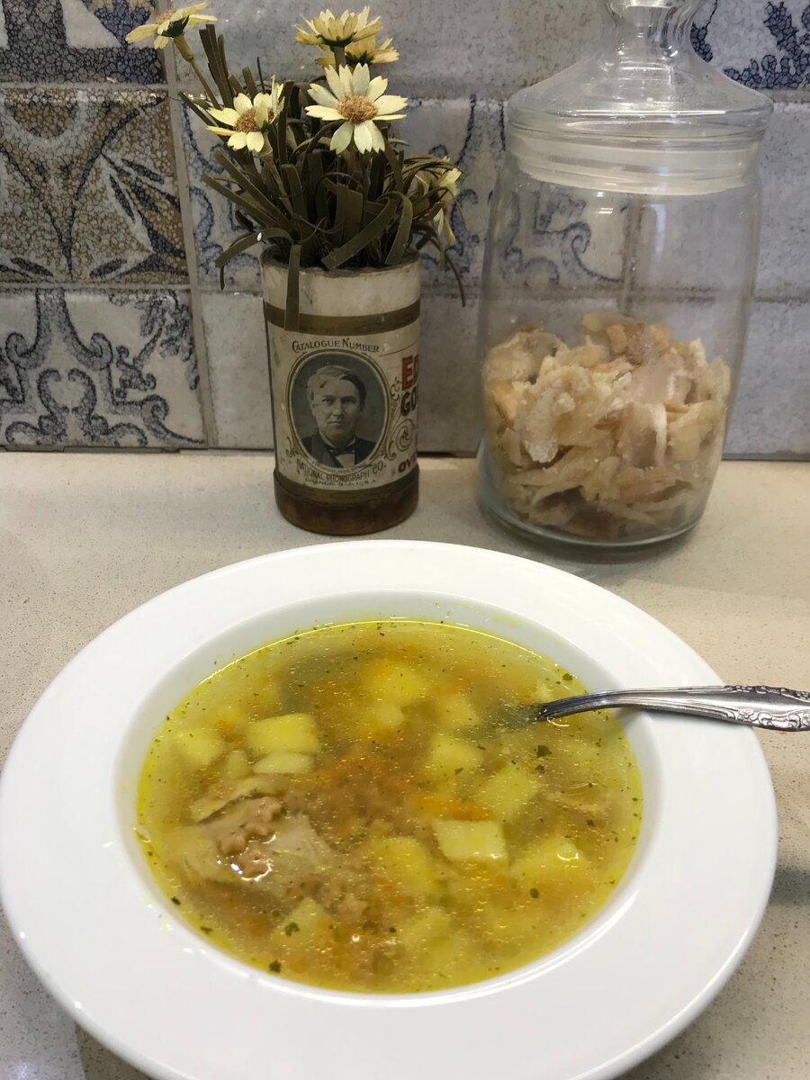 Этот суп, отличается от обычного - восхитительным вкусом и ароматом.
Для супа нам понадобится:
лапша (любая мелкая) 50гр
мясной бульон 2л
небольшая луковица
небольшая морковка
картофель среднего размера
приправы по вкусу