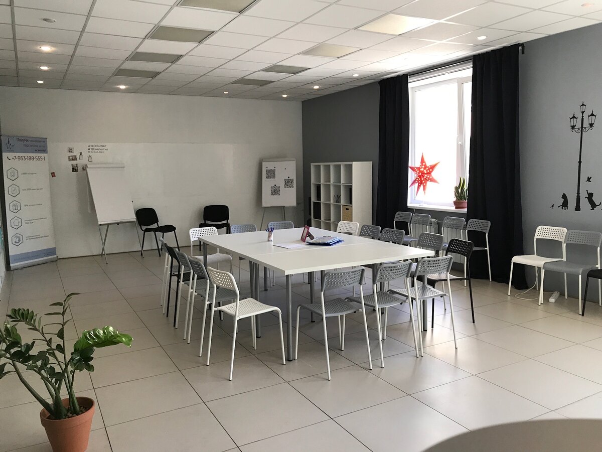 Стол ждёт участников совещания))