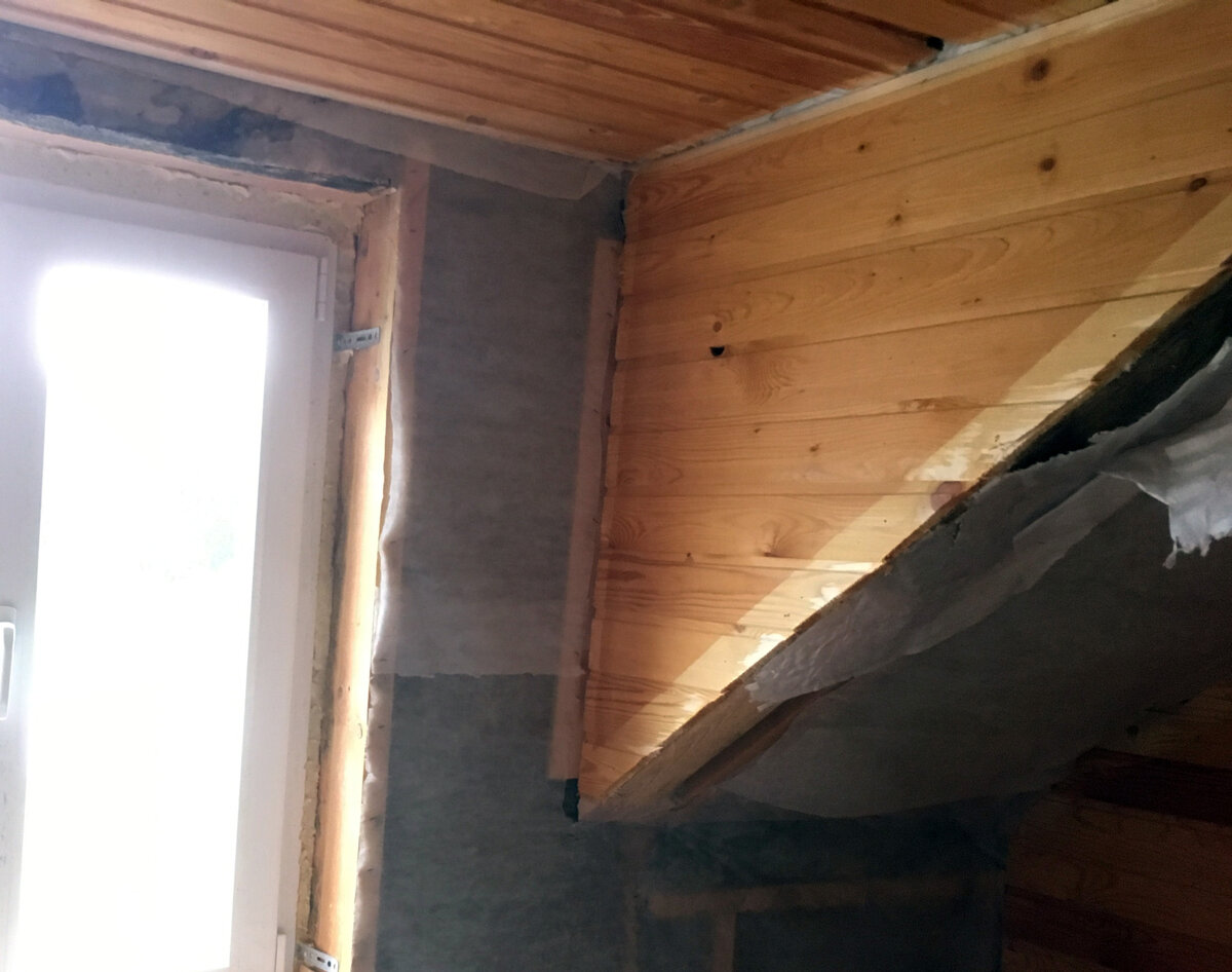 Неправильно смонтированная пароизоляция привела к теплопотерям в доме. Источник: фото автора.