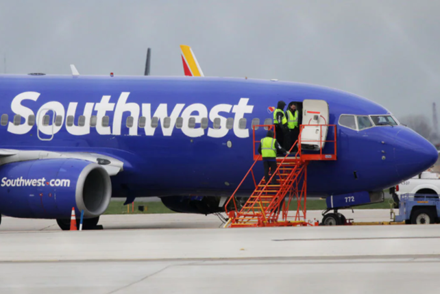 Самолет Southwest Airlines на ВПП в Philadelphia International Airport после приземления из-за отказа двигателя. Фото: Getty Images