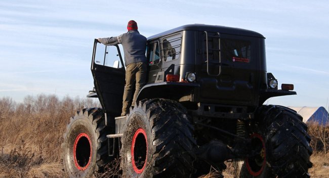 Колесная база автомобиля увеличилась незначительно, а центр тяжести поднялся высоко. Получается, что у вездехода повышенный риск опрокидывания.