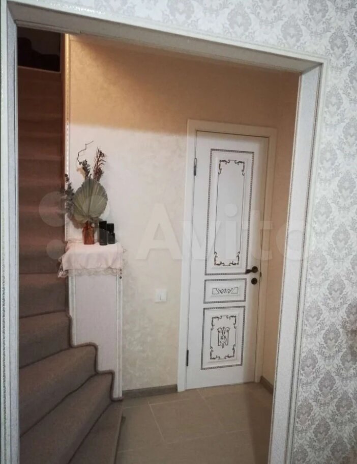 Справа от лестницы вход в туалет