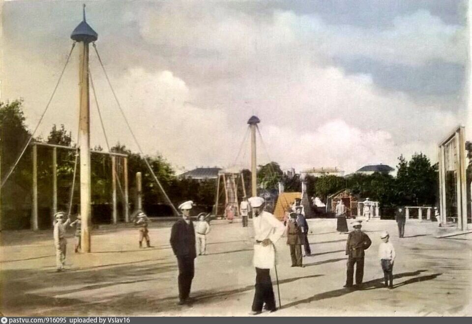 Фото детской площадки в городском саду 1900 г. 