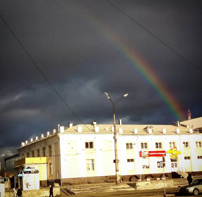 Радуга над вокзалом в маленьком городке.