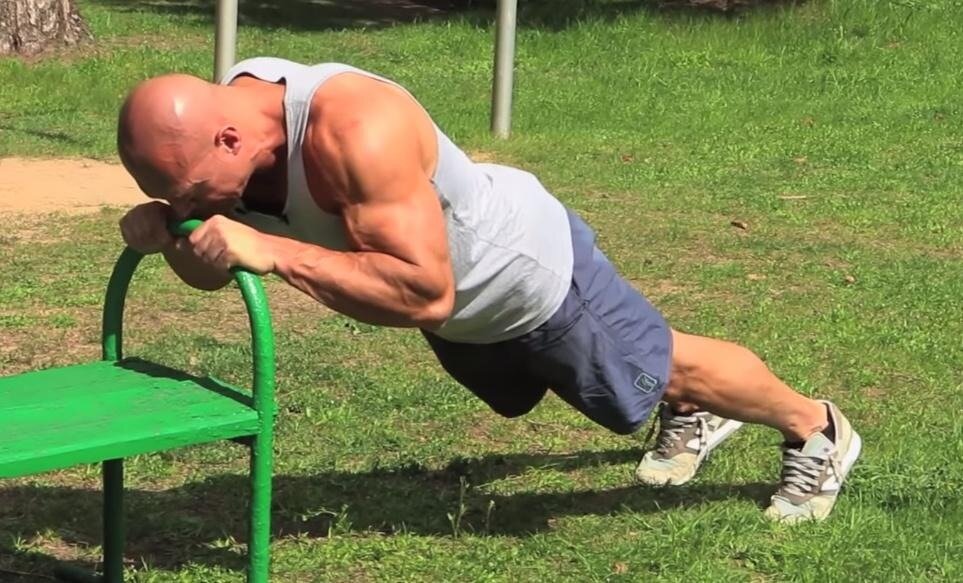 Упражнения на пресс на спортивной площадке