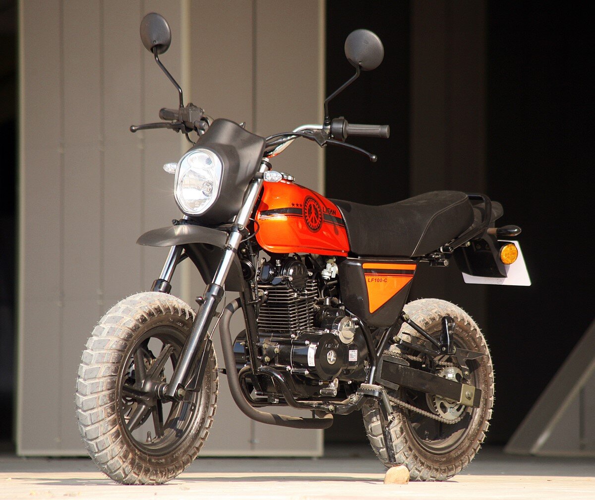 Имя собственное — Pony — идеально отражает суть этого мотоцикла: низкорослый, выносливый, домашний. Он будет идеален в качестве дачного транспорта, пригодится для коротких поездок по городу и станет отличным вариантом первого мотоцикла для 16-летнего райдера.