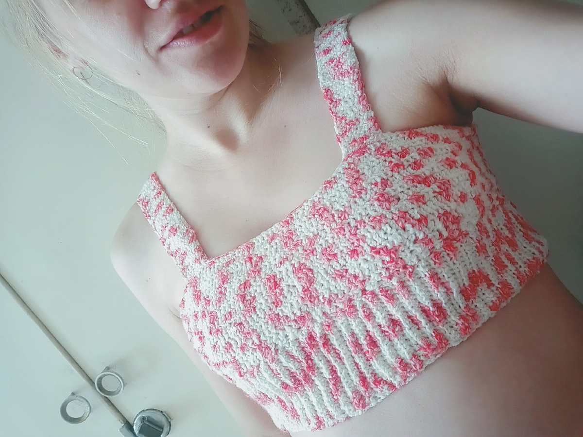 Вот какой топ получился. Все свои косяки я конечно вижу сама. Думаю со временем будет лучше. Единственный минус, что с такой расцветкой на улицу нельзя выходить. 