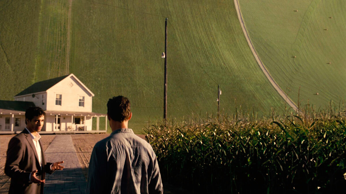 Прекрасный научно-фантастический фильм, снятый Кристофером Ноланом по сценарию, написанному в соавторстве с Джонатаном Ноланом. Фильм повествует о путешествиях группы исследователей, которые используют недавно обнаруженный пространственно-временной тоннель, чтобы обойти ограничения полёта человека в космосе и покорить огромные расстояния на межзвёздном корабле.
В недалёком будущем из-за развития патогенных бактерий концентрация кислорода в атмосфере Земли необратимо падает, что вызывает ухудшение климата и грозит неминуемой гибелью человечества. Бывший пилот НАСА Купер ведёт фермерское хозяйство со своей семьёй в американской глубинке, страдая от неурожая и пыльных бурь.