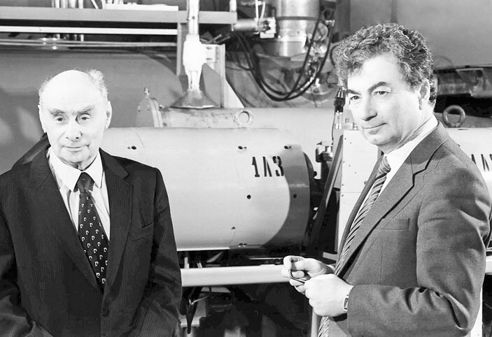 Г. Н. Флёров и Ю. Ц. Оганесян. Конец 1980-х годов