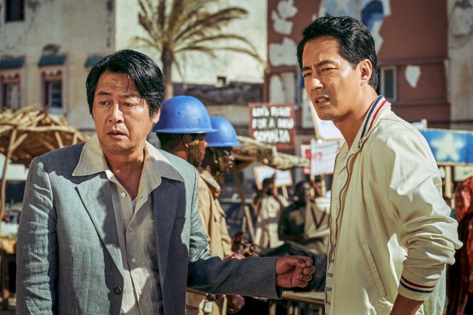 Ким Юн Сок и Чо Ин Сон в фильме "Побег из Могадишо"