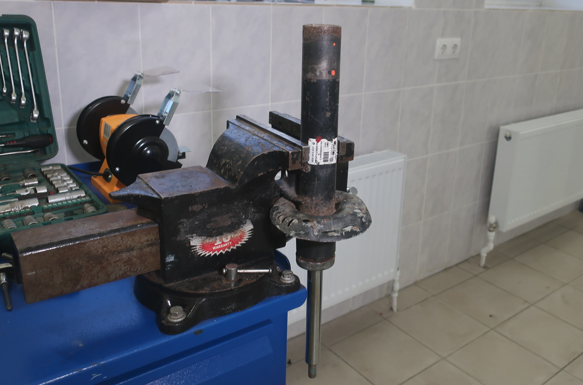 зажимаем амортизатор в тисках штоком вниз