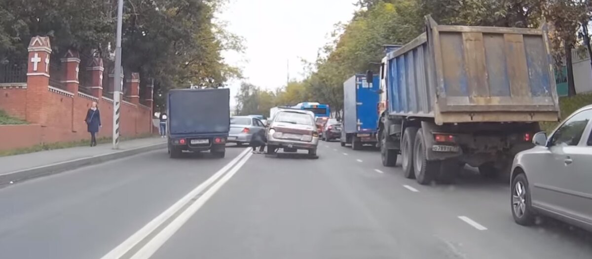 Водители пересекают двойную сплошную линию разметки, объезжают неисправный автомобиль, наказание штраф  от 1000 до 1500 рублей.